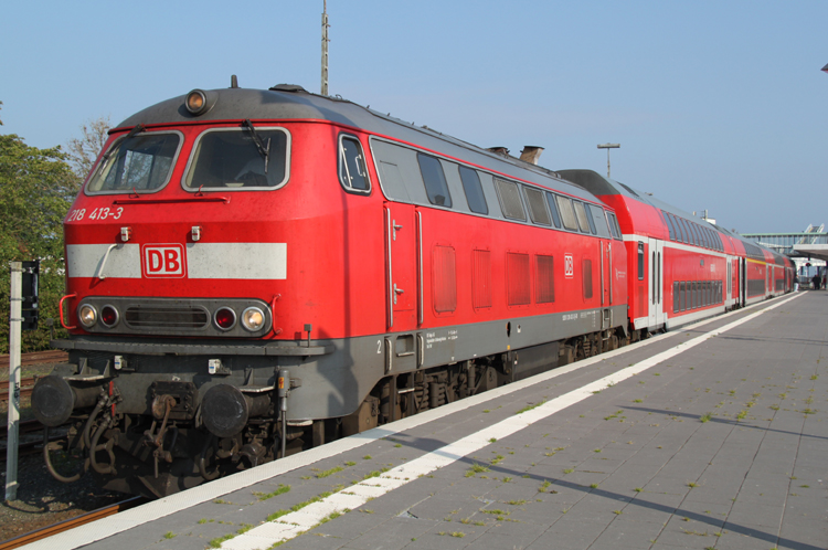 218 413-3 mit RE21549 von Puttgarden nach Hamburg Hbf kurz vor der Ausfahrt im Bahnhof Puttgarden.03.10.2011
