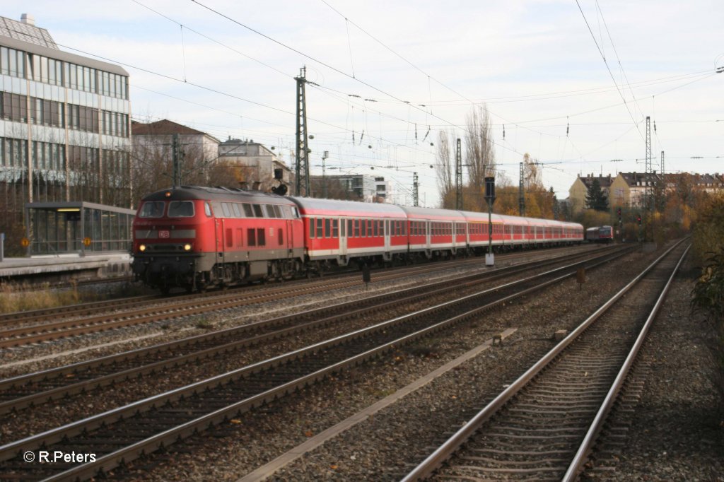 218 418-2 zieht mit einem langen Re am Heimeranplatz vorbei. 04.11.10