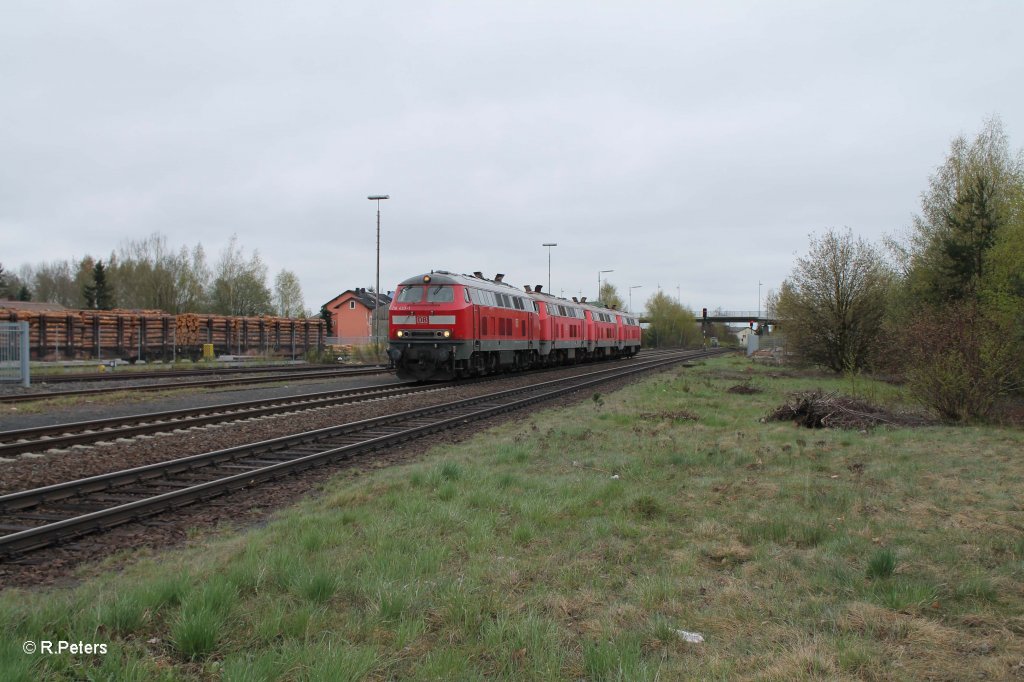 218 433-1 berfhrt mit dem SchadR 74777 MMF-LL die 218 216 + 218 206 + 218 136 in Wiesau7Oberpfalz. 28.04.13