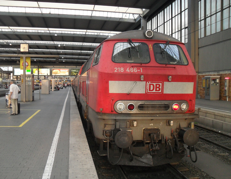 218 466-1 mit RE von Mnchen Richtung Mhldorf kurz vor der Ausfahrt im Bahnhof Mnchen.(11.08.10)