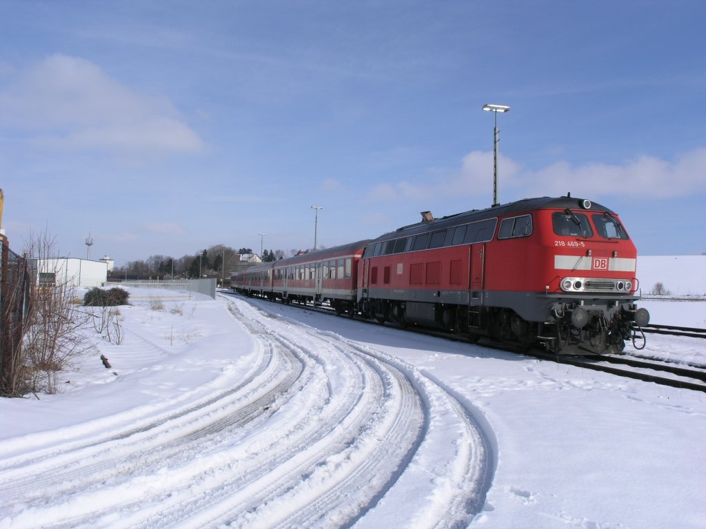 218 469-5 steht ausserhalb von Buchloe mit einer RB bereit. 25.02.09