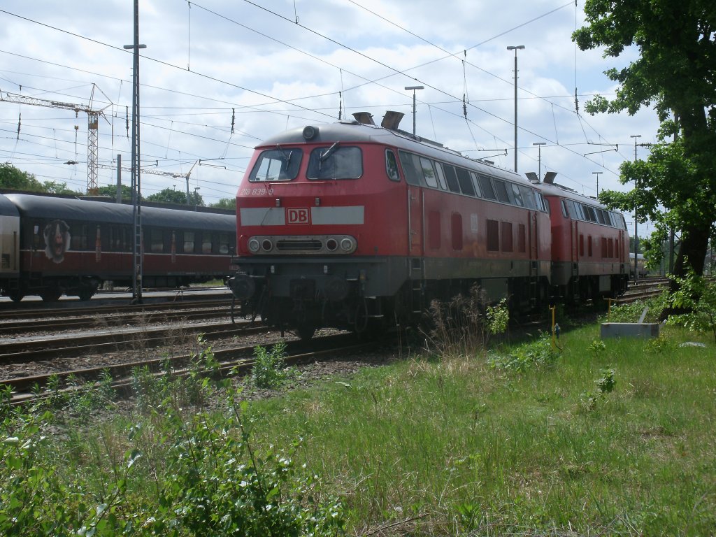 218 839-9 und 218 832-4 am 12.Mai 2012 in Berlin Grunewald.