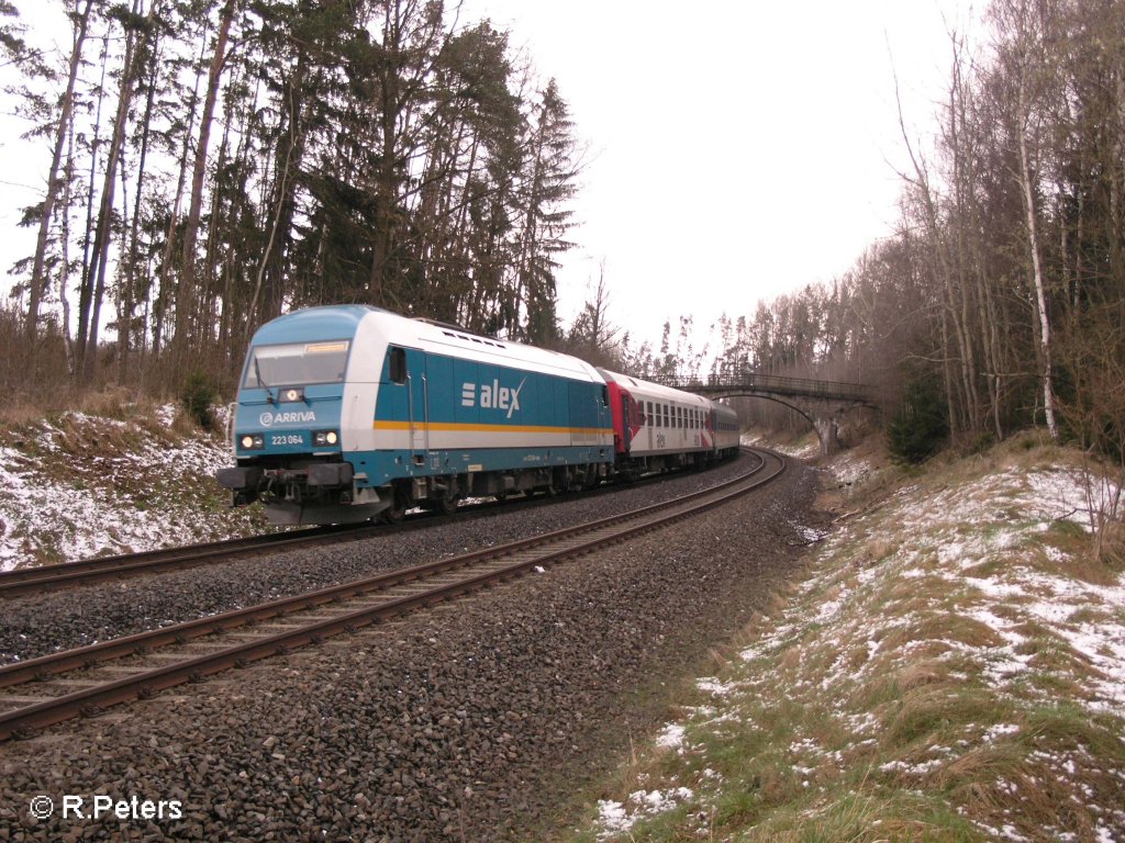 223 064 zieht ein Alex nach Mnchen durch die kurve bei Schnfeld und erreicht gleich Wiesau/Oberpfalz. 07.04.08