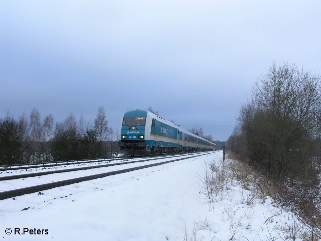 223 066 erreicht gleich Wiesau/Oberpfalz mit den ALX37972 nach Hof. 14.12.08
