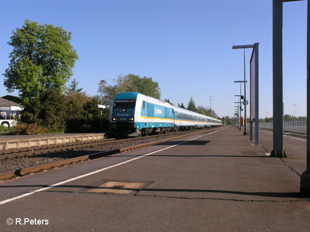 223 066 erreicht Wiesau/Oberpfalz mit ALX37977 nach Mnchen. 10.05.08
