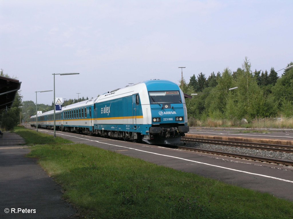 223 066 zieht den ALX37983 nach Mnchen durch Wunsiedel-Holenbrunn. 25.08.09
