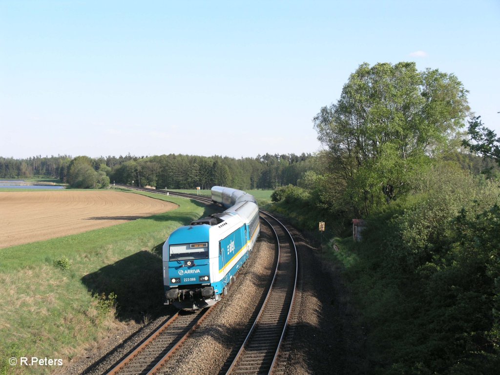 223 066 zieht bei Oberteich den ALX37980 nach Hof. 03.05.09