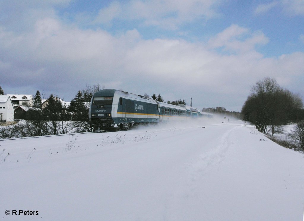 223 067 zieht bei Schnfeld den ALX87011 nach Mnchen und erreicht gleich Wiesau/Oberpfalz. 02.02.10