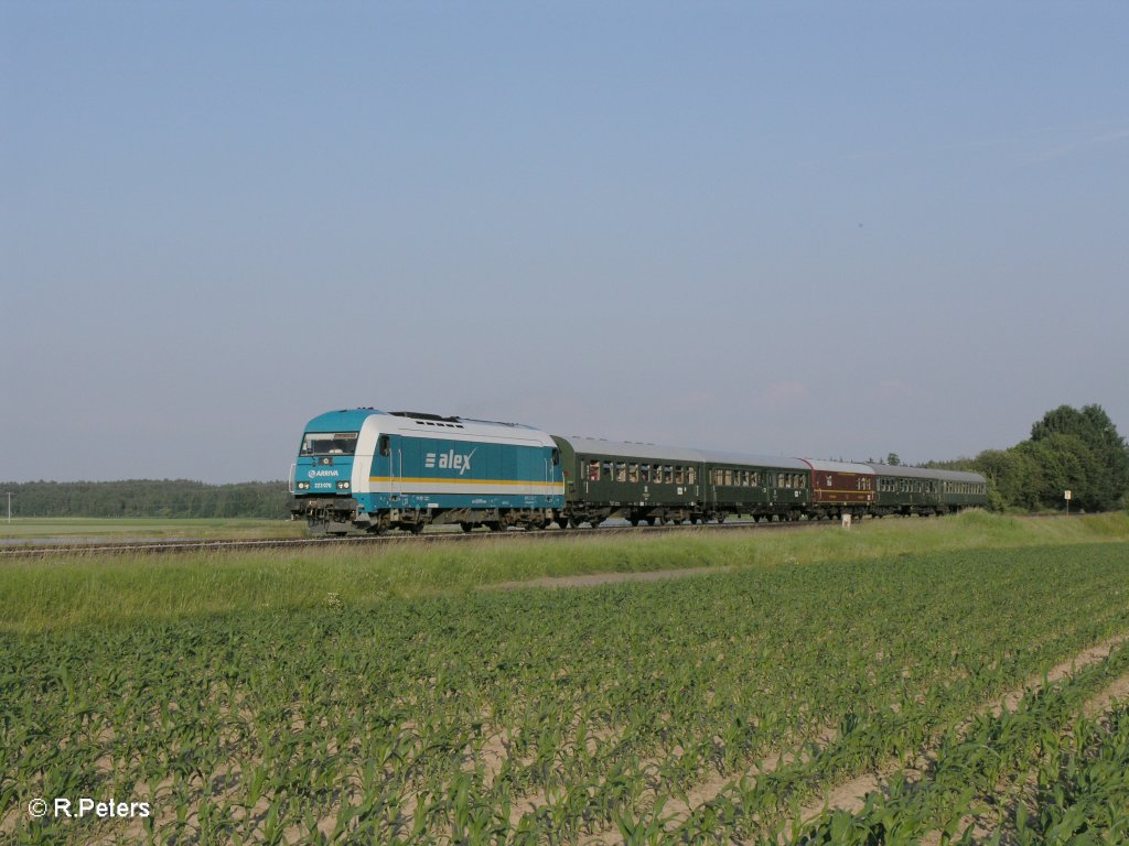 223 070 mit einem Sonderzug der VSE Schwarzenberg bei Oberteich nach Hof. 26.06.10