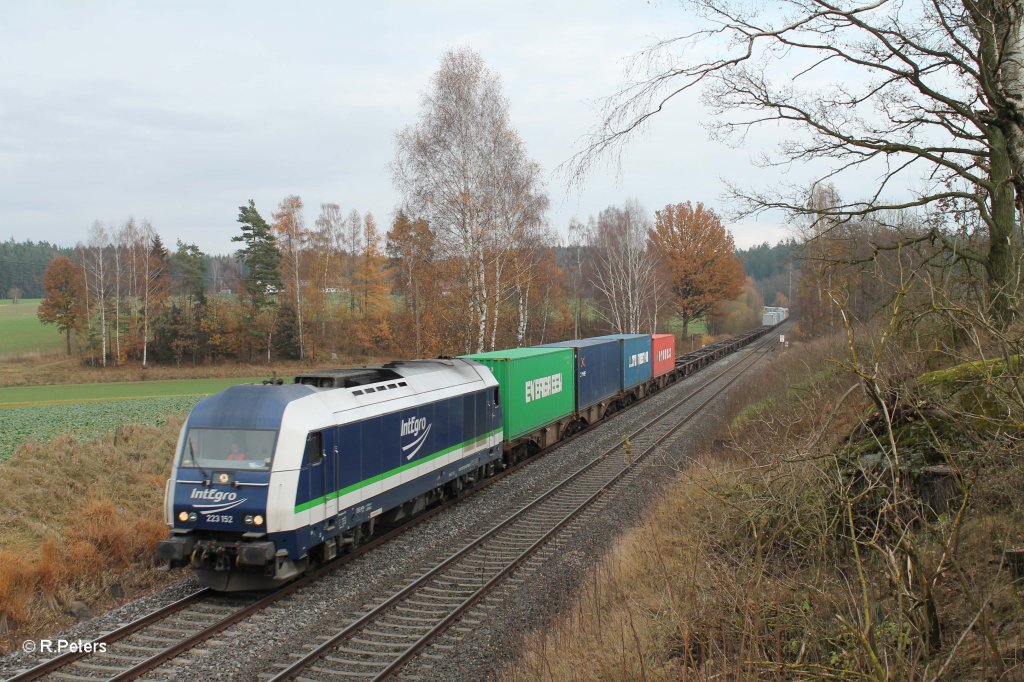 223 152 mit Containerzug Wiesau - Schweinfurt bei Letten. 12.11.12