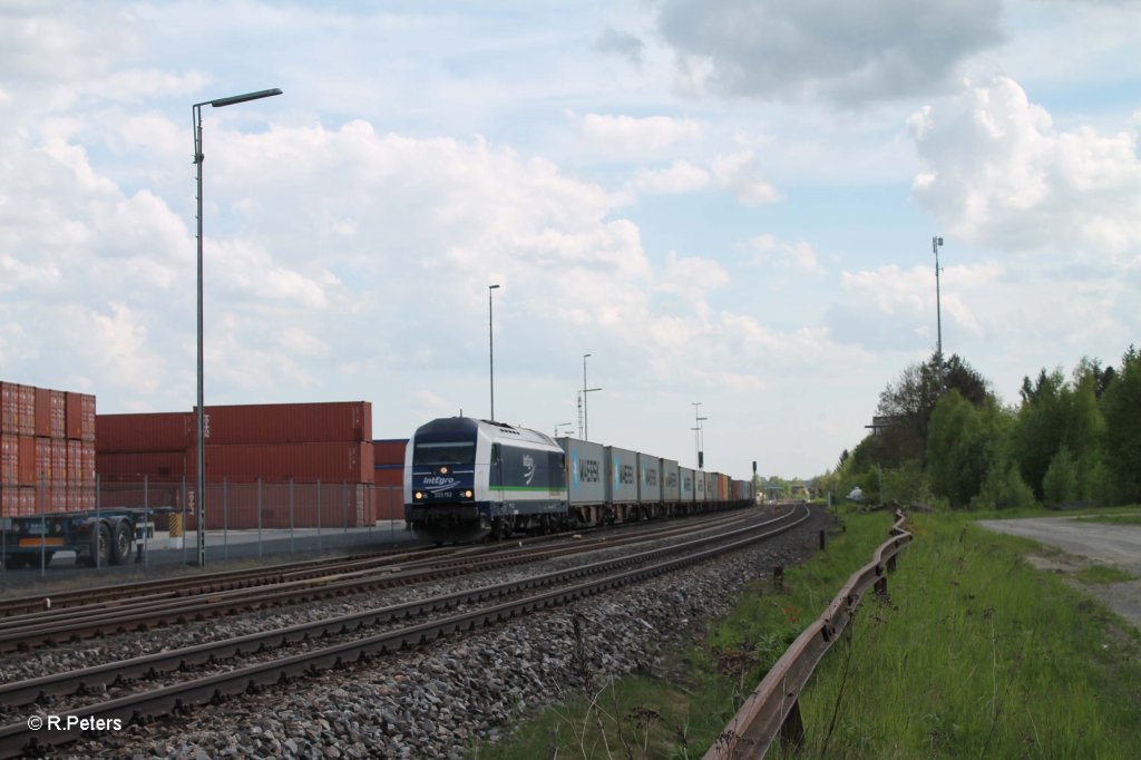 223 152 mit dem Containerzug Schweinfurt - Wiesau am Zielort. 15.05.13