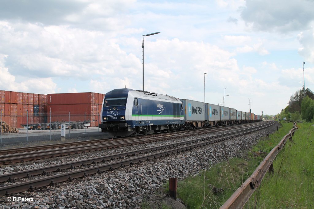 223 152 mit dem Containerzug Schweinfurt - Wiesau am Zielort. 15.05.13