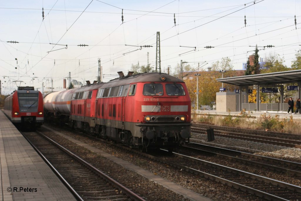 225 071-0 + 003-3 mit Gterzug nach Mhldorf am Heimeranplatz in Mnchen. 04.11.10