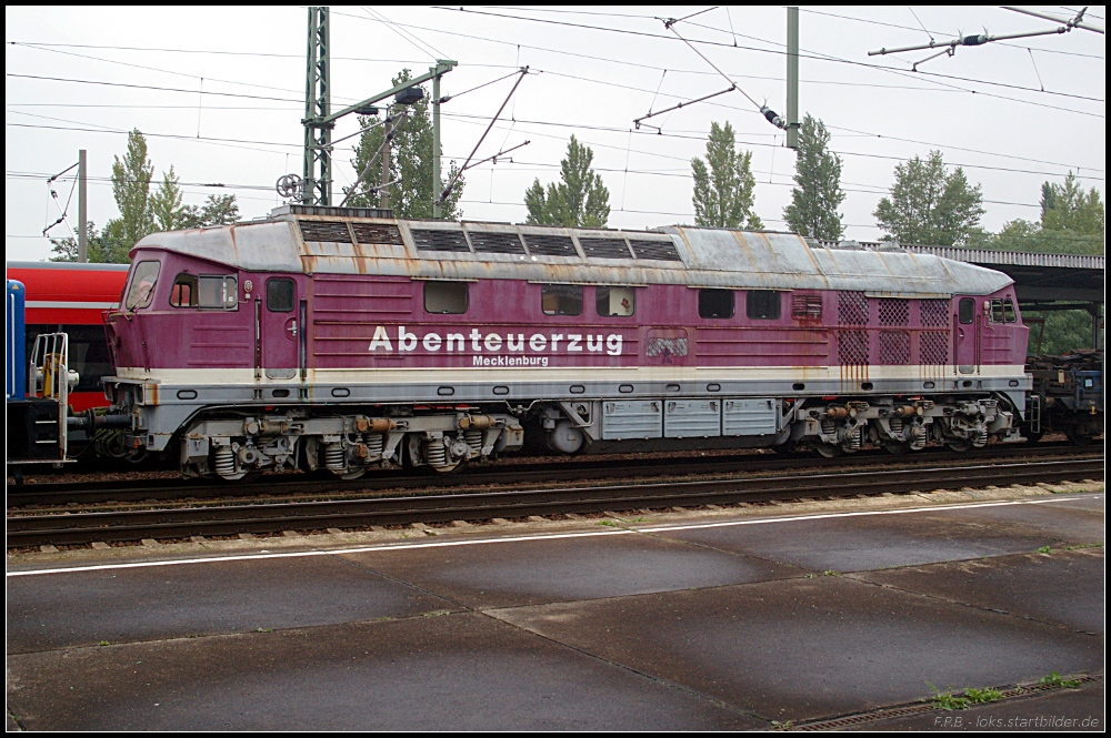 232 387-1  Abenteuerzug Mecklenburg  auf dem Weg nach Espenhain, wo so wieder abgestellt wird. Die Lok wurde 1996 z-gestellt und wenig später ausgemustert. In den Jahren darauf wurde sie nach Kratzeburg verkauft, diente dort als Herberge. Die Herberge bestand aus der 232 387-1 sowie neun umgebauten, ehemaligen Bauzugwagen der Deutschen Reichsbahn der Baujahre 1922-1954. Die Lok bot 6 Betten, Küche und WC/Dusche. Noch vor dem Abbau der Gleise wurde die Lok im Juni 2010 nach Malchow überführt (ex DR 132 387-2, gesehen Berlin Schönefeld Flughafen 09.09.2010 - veröffentlicht www.br232.com in News)