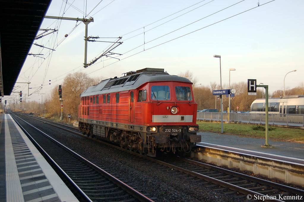 232 524-9 kommt als Lz aus Brandenburg-Altstadt durch den Brandenburger Hbf gefahren. 26.11.2011