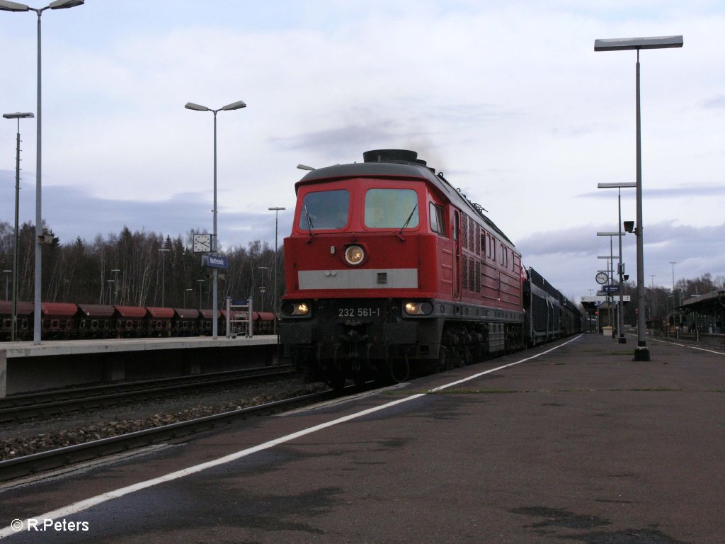 232 561-1 zieht ein Kia Autozug aus Chep durch Marktredtzwitz. 28.11.09