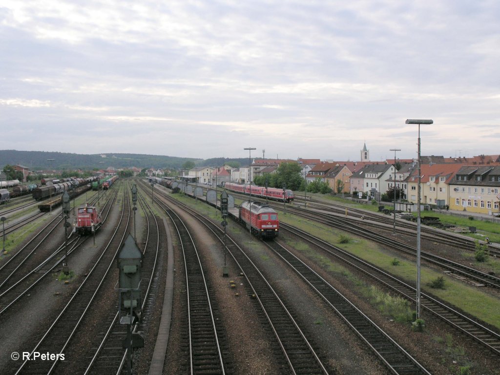 232 569-4 durchfhrt Schwandorf mit einem gemischtem Gterzug nach Tschechien. 26.05.10