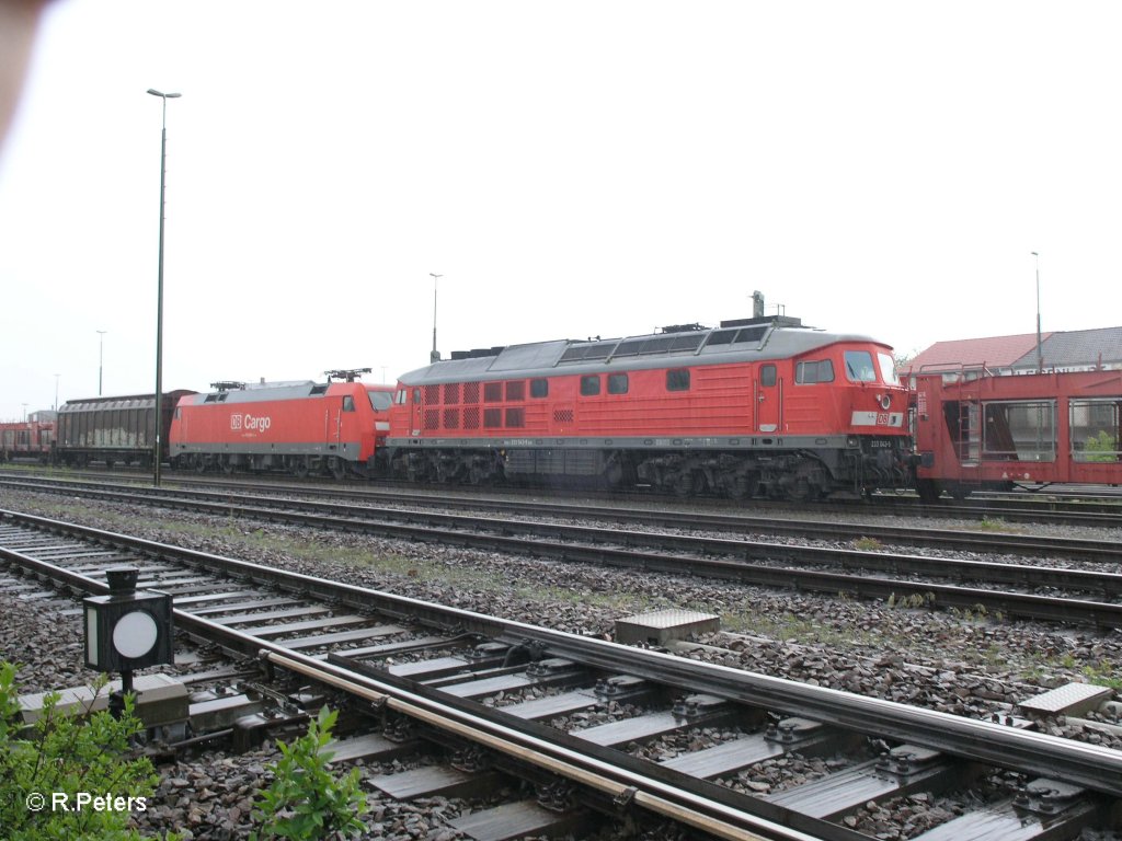 233 043-9 mit einer 152 in Schwandorf. 26.05.10