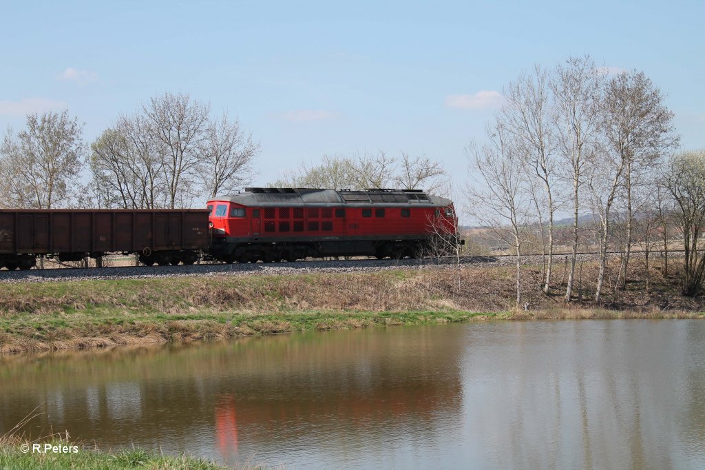 233 176-7 zieht den mit dem 45265 Nrnberg - Chep sdlich von Wiesau. 24.04.13