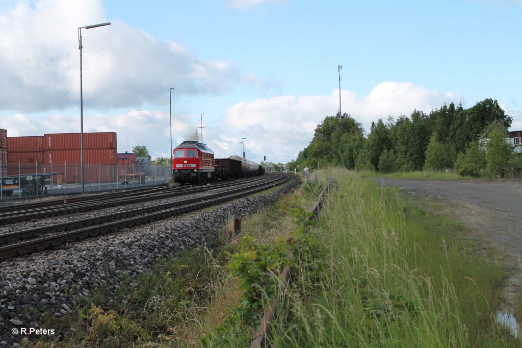 233 217-9 beim Anfahren mit dem morgentlichen 45367 NN - Cheb beim warten auf die berholung durch 612er mit RE und Vogtlandbahnin Wiesau. 14.06.13