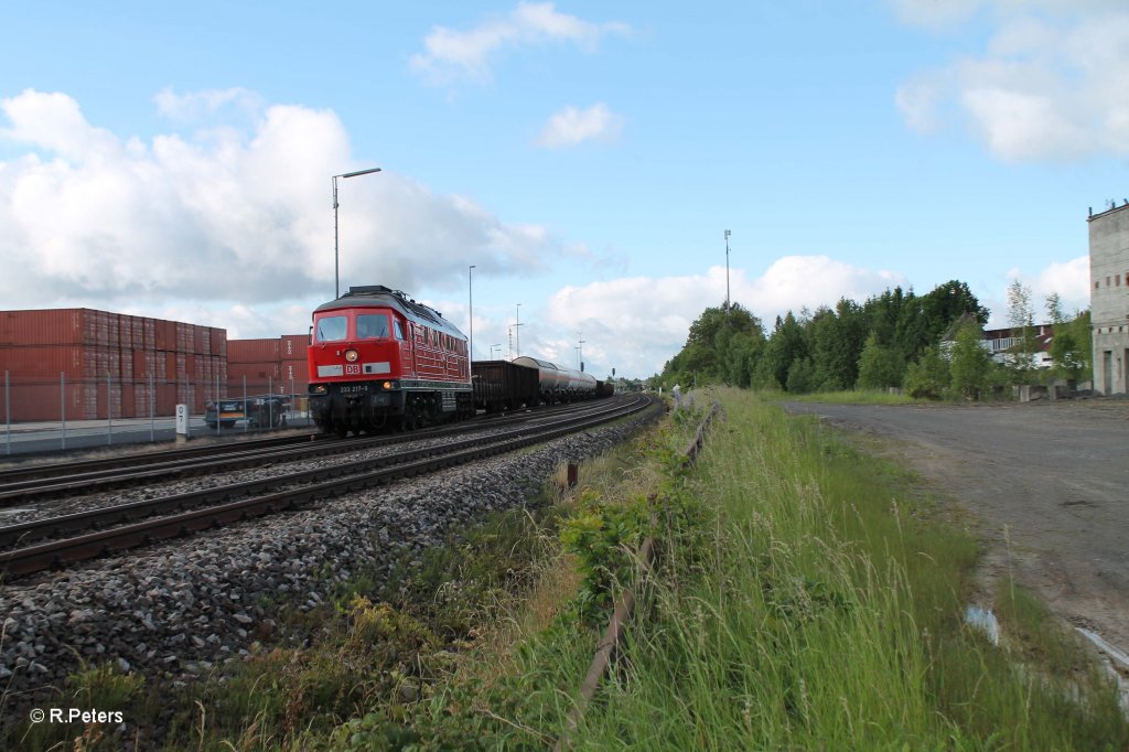 233 217-9 beim Anfahren mit dem morgentlichen 45367 NN - Cheb beim warten auf die berholung durch 612er mit RE und Vogtlandbahnin Wiesau. 14.06.13