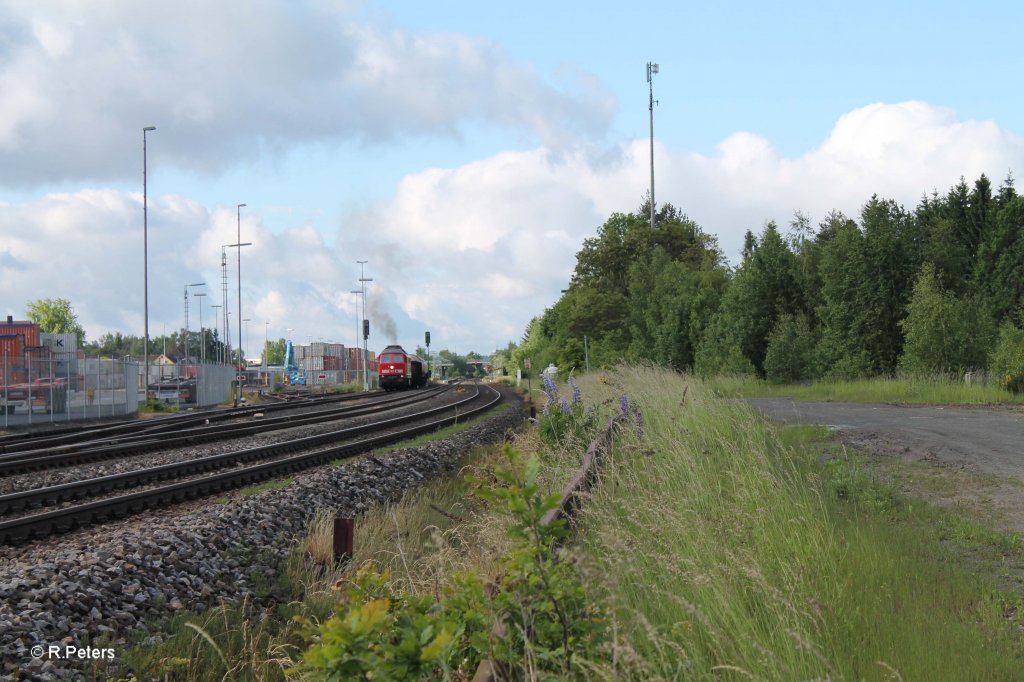 233 217-9 mit dem morgentlichen 45367 NN - Cheb beim warten auf die berholung durch 612er mit RE und Vogtlandbahnin Wiesau. 14.06.13