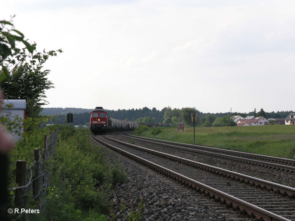 233 233-6 mit einem Umleitergterzug bei Zeitlarn. 29.05.10