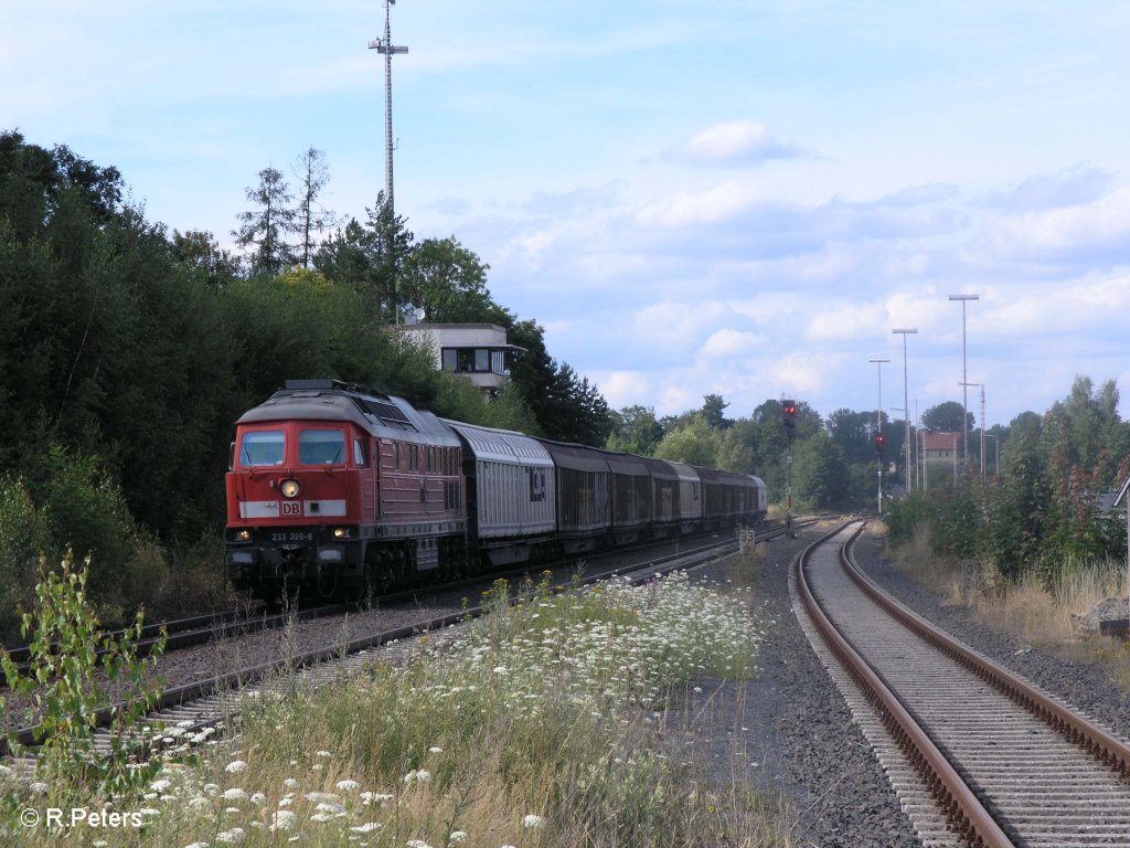 233 326-8 zieht den FE 49177 nach Wels durch Wiesau/Oberpfalz. 26.07.09
