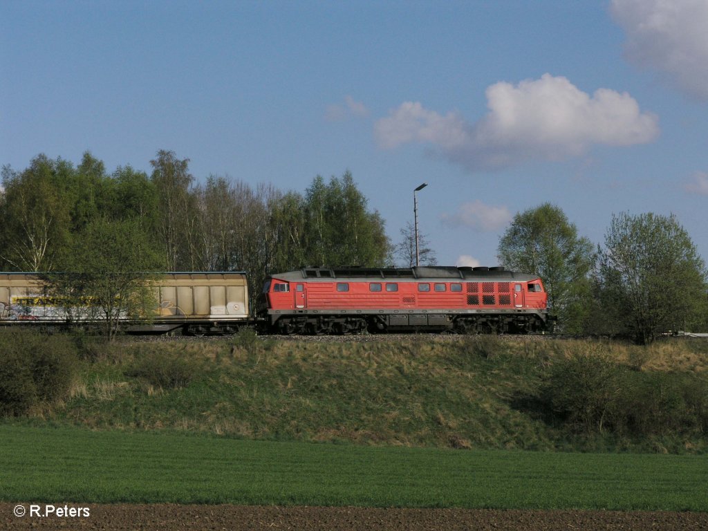 233 505-7 zieht kurz vor Wiesau/Oberpfalz ein gedeckten Gterzug. 19.04.09