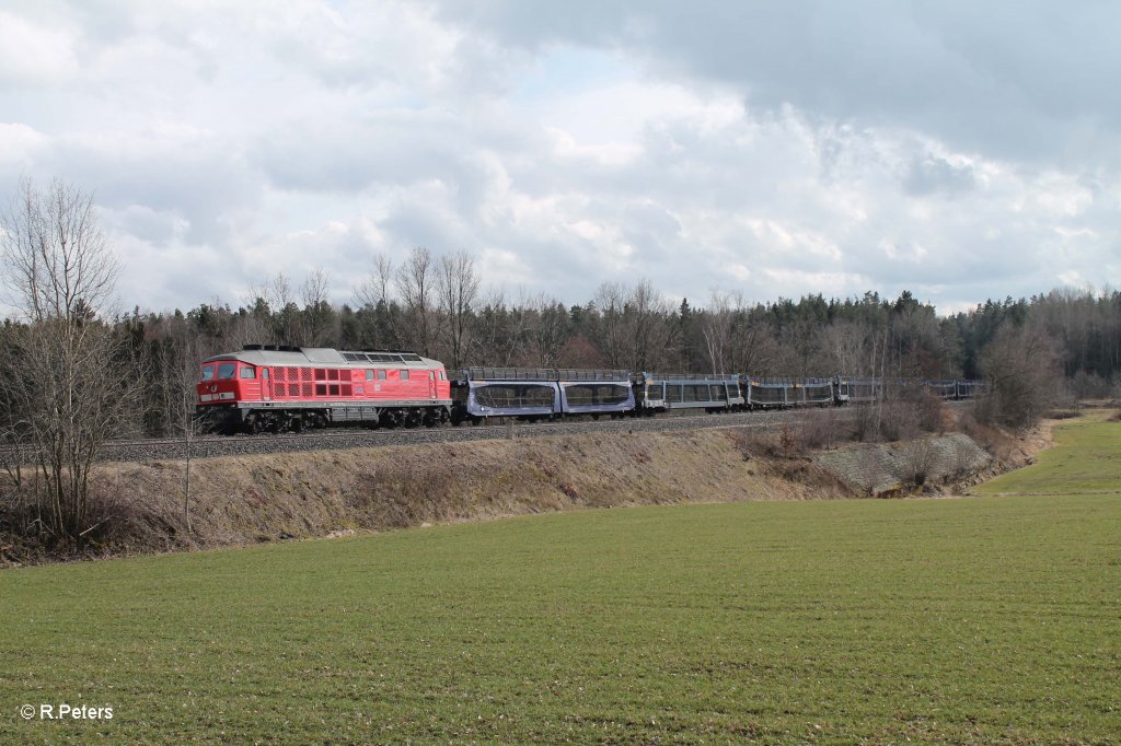 233 511-5 mit leeren Autozug kurz vor Wiesau/Oberpfalz. 12.04.13