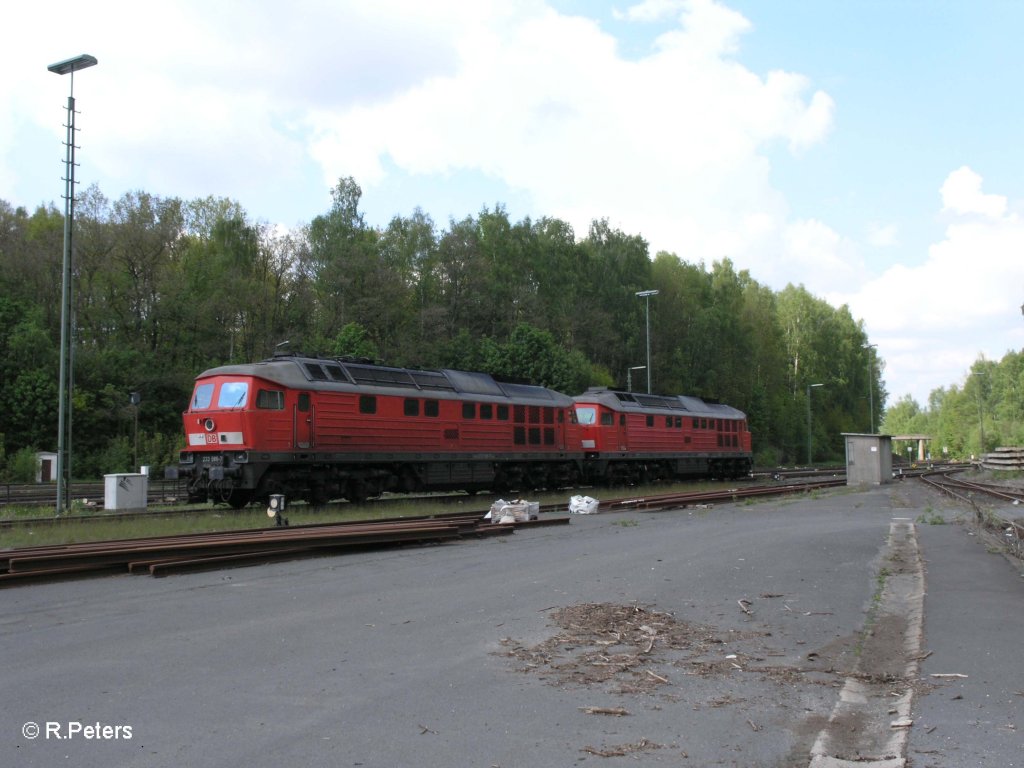 233 586-7 stand mit einer anderen Ludi in Marktredwitz. 22.05.10