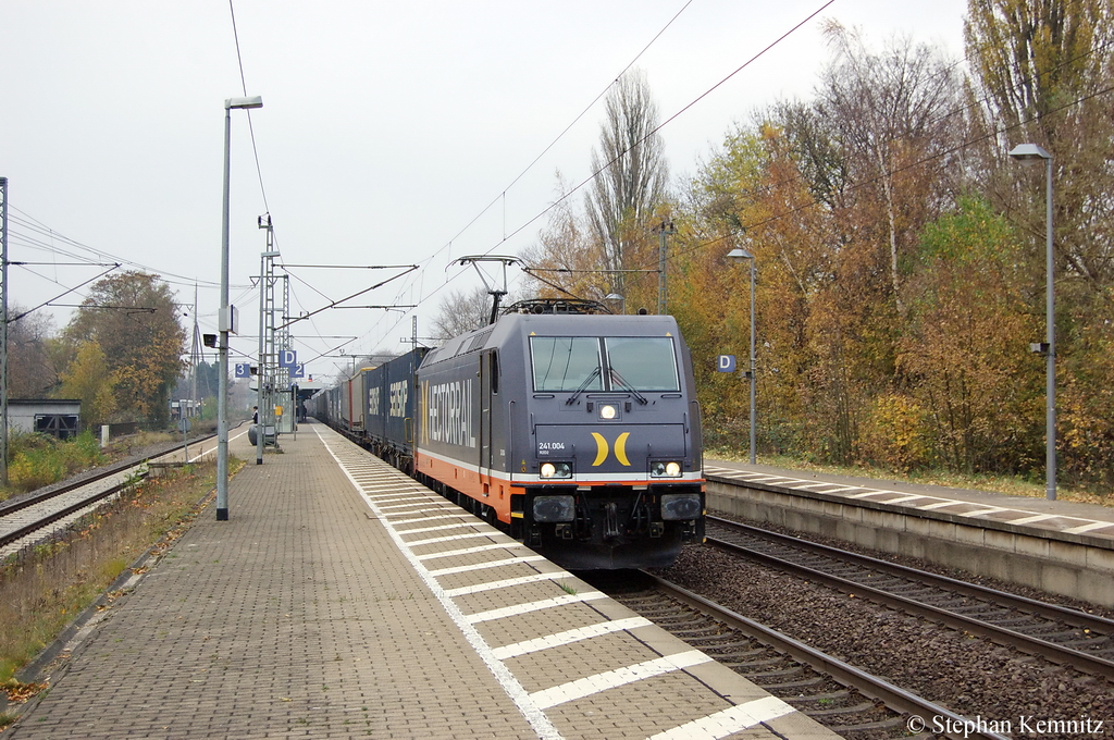 241.004  R2D2  (241 004-9) der Hector Rail mit Containerzug in Elmshorn Richtung Pinneberg unterwegs. 08.11.2011