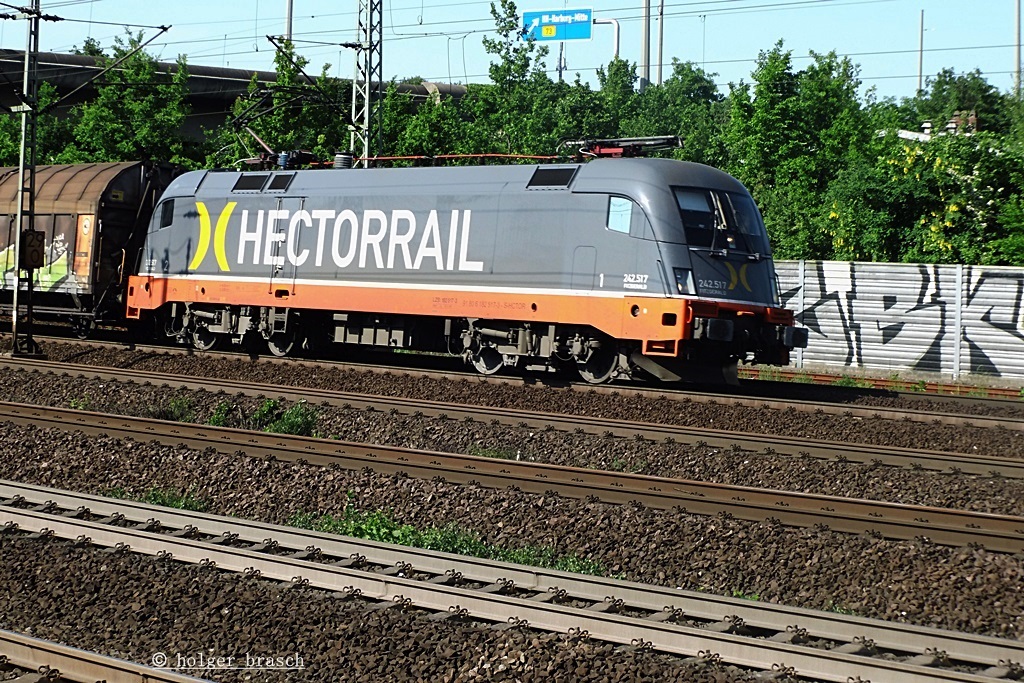 242 517 der hectorrail fuhr mit einen gemischten g�terzug am 31.05.13 durch bhf harburg
