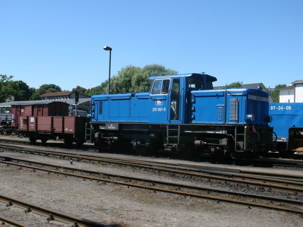 251 901-5 brachte,am 20.Juli 2013,einen Ow in die Einsatzstelle Putbus.