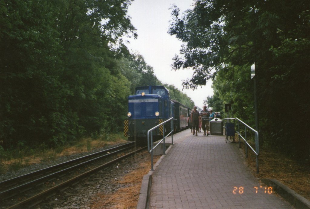 251 901-5 kurz vor der Abfahrt in richtung Putbus am Bahnsteig in Lauterbach Mole am 28.Juli.2010(Gescannt)