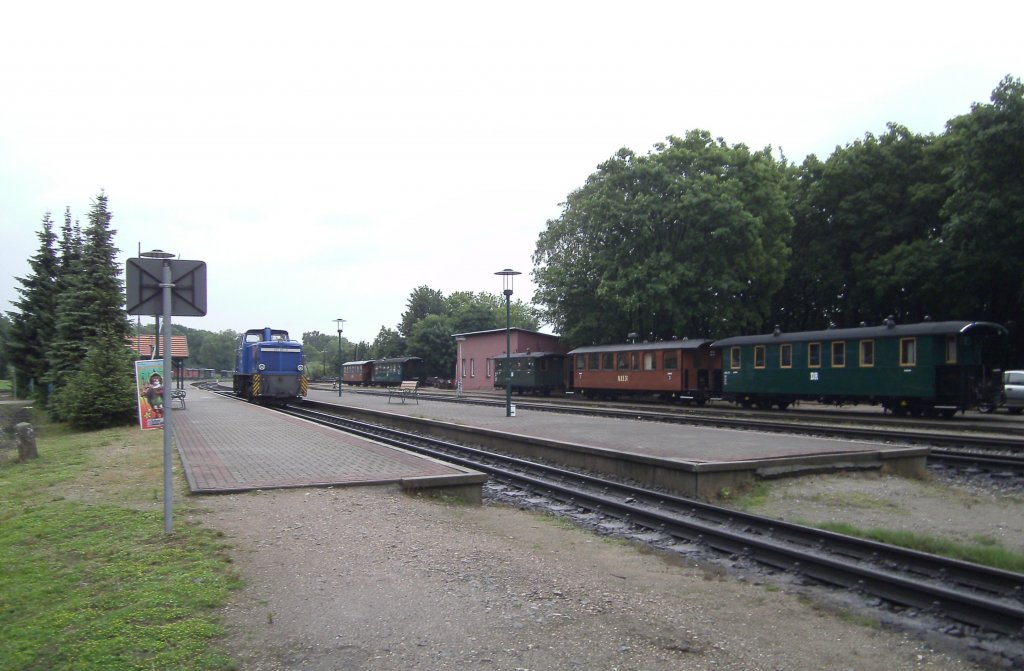 251 901-5 und R..K.B 33,R..K.B 34,1 Hochzeitswagen,1 Speisewagen und ein normaler grner Personenwagen auf dem Bahnhof Putbus