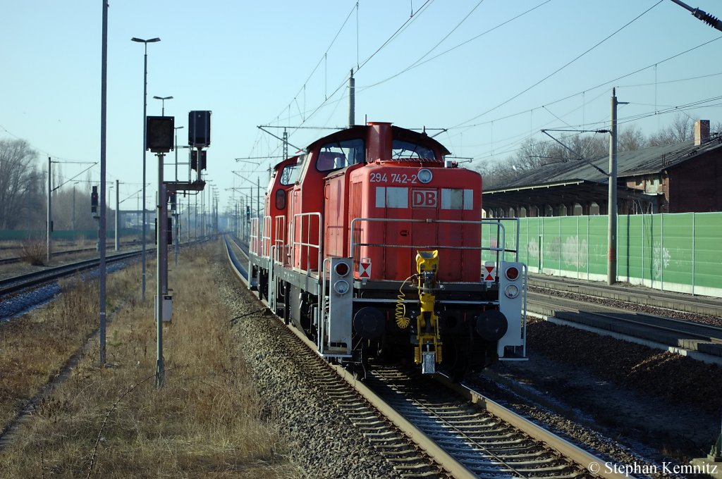 294 742-2 (kalt) und wurde von der 294 693-7 gezogen in Rathenow und waren in Richtung Stendal Unterwegs. 28.01.2011