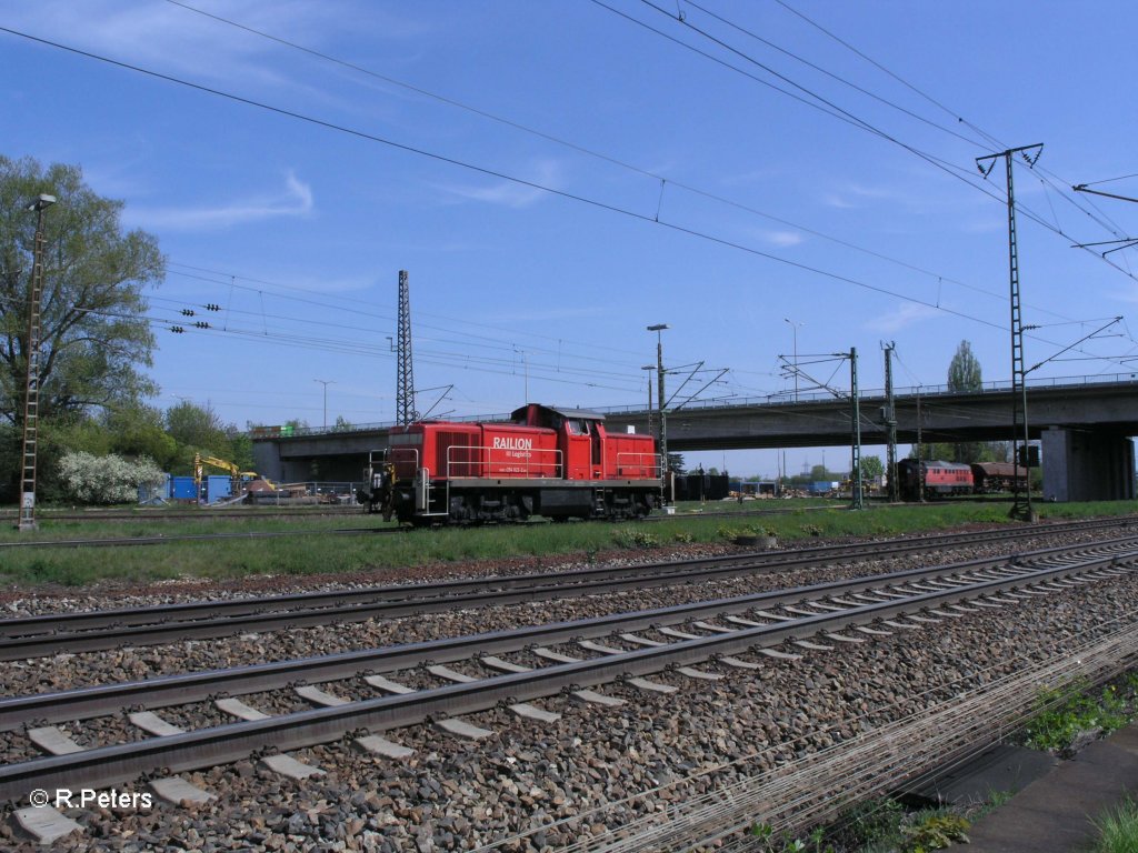 294 822-2 verlsst Regensburg Ost mit in Richtung Saale (Donau). 29.04.10