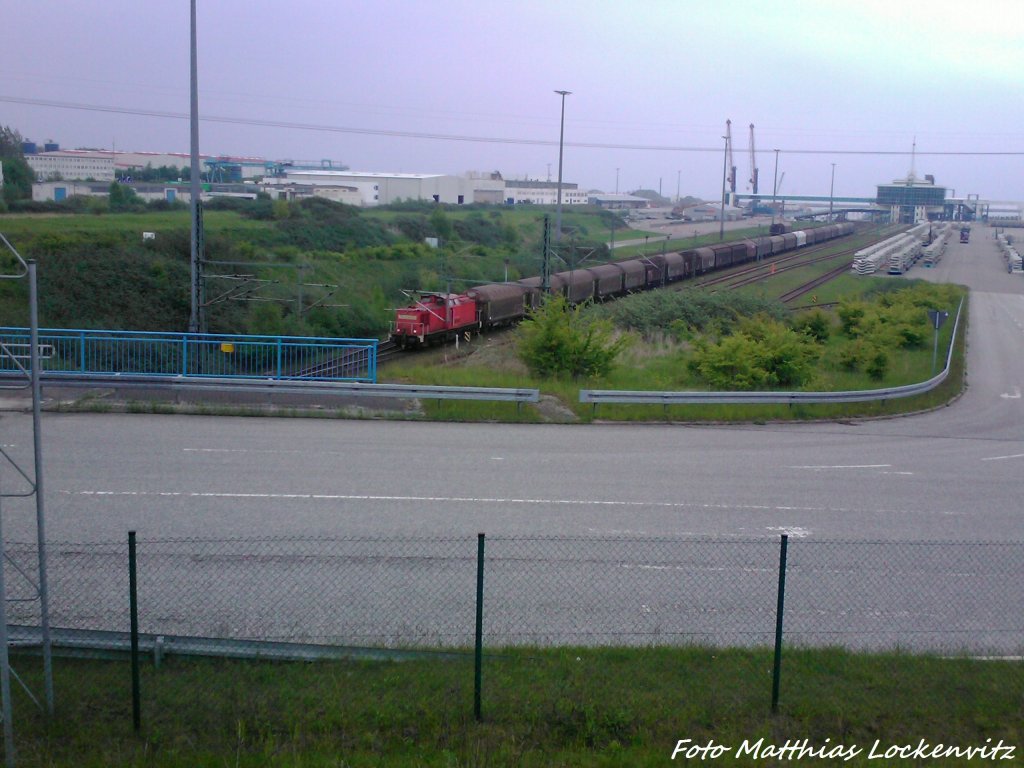 298 320-3 beim Rangieren des G�terzuges am F�hrhafen Mukran am 20.5.13