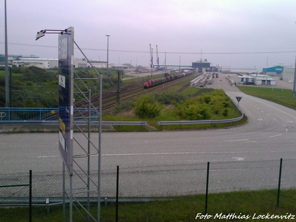 298 320-3 beim Rangieren des G�terzuges am F�hrhafen Mukran am 20.5.13