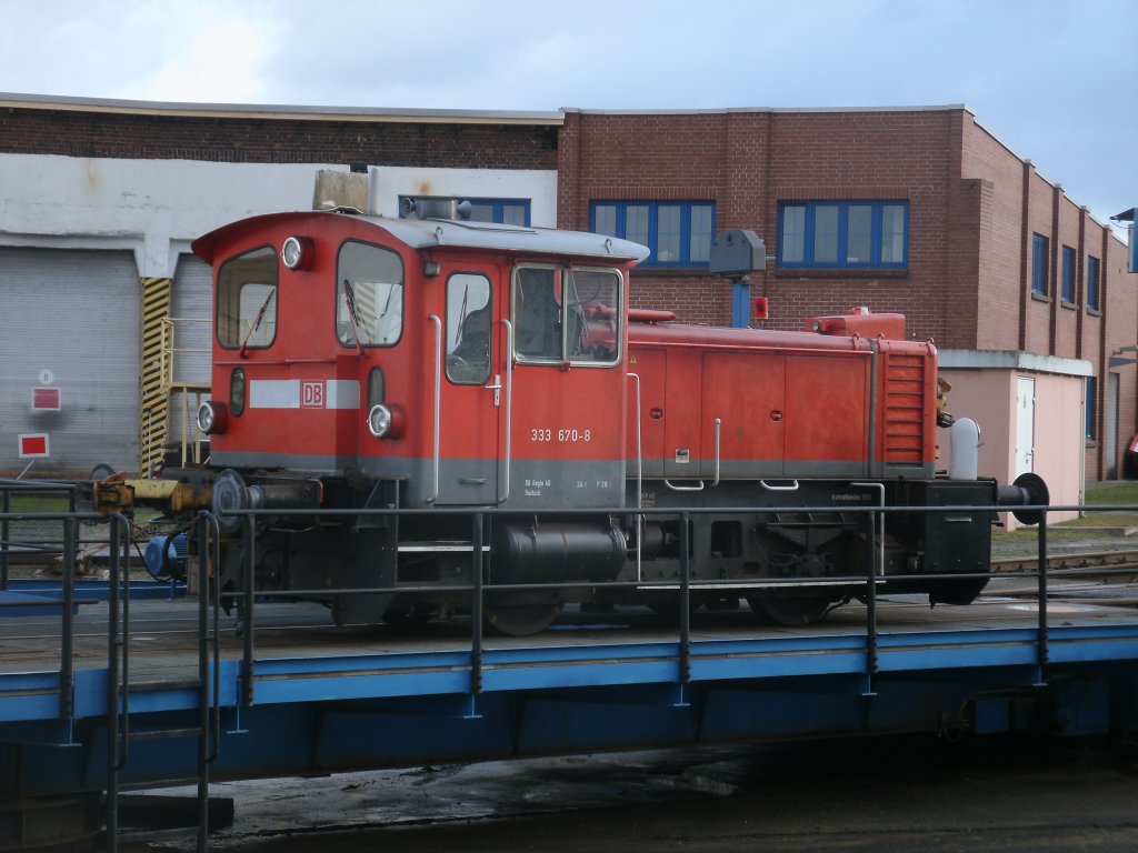 333 670 mute fr 03 1010,am 17.Dezember 2011,die Drehscheibe im Bh Rostock rumen.