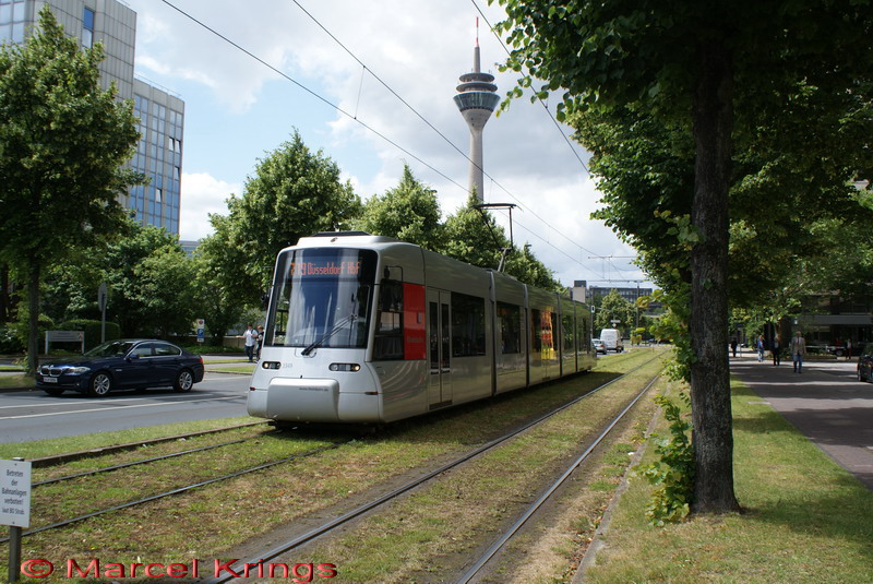 3349 mit dem Rheinturm im Hintergrund. 
