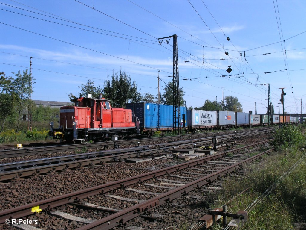 363 044-9 rangiert in Regensburg Ost mit ein Containerzug. 09.09.09