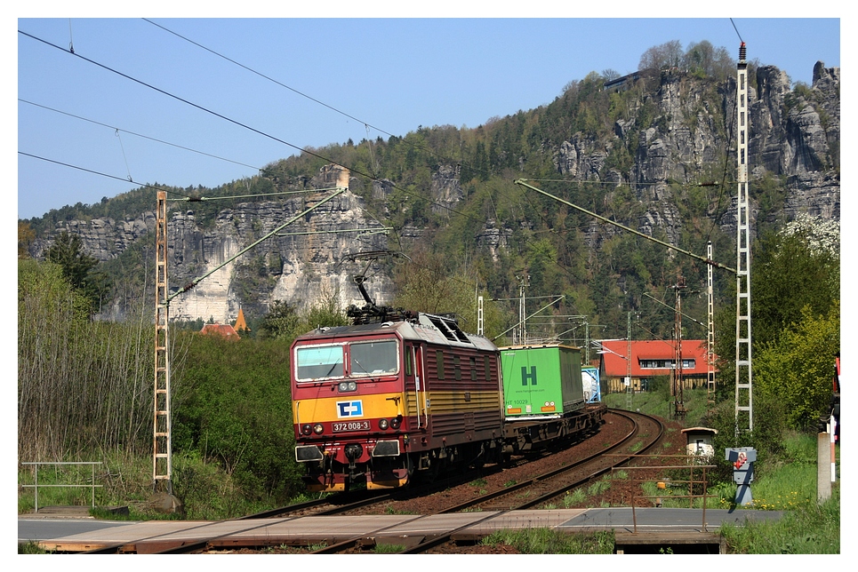 372 008-3 mit ein gemischen G�terzug unterwegs nach Decin in  Kurort Rathen am 24.04.08
