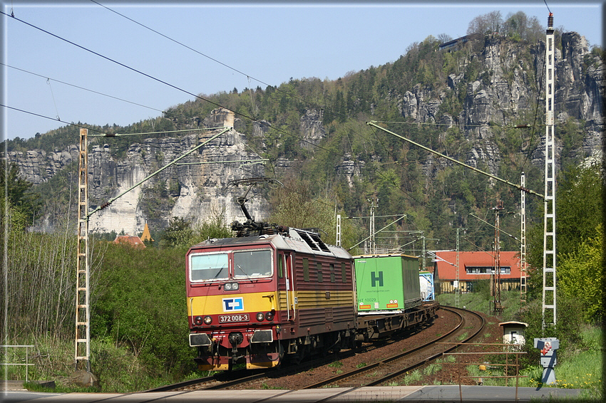 372 008 mit einem gemischen G�terzug in Rathen auf den weg nach Decin