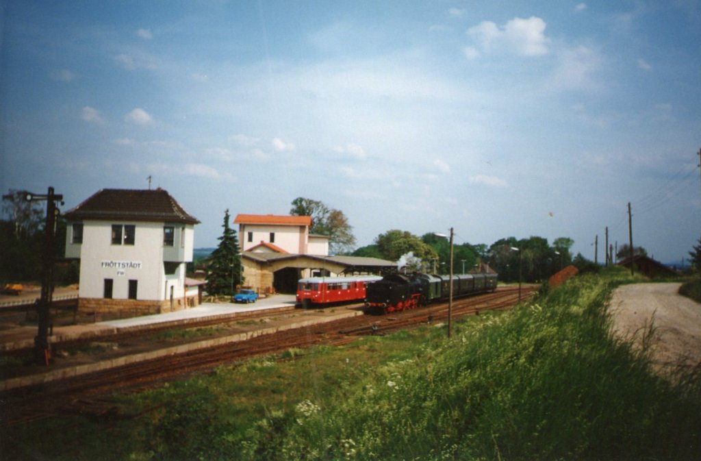 38 1182 ist in Frötstädt im Jahr 1998 mal wieder aus Friedrichroda angekommen.Hier im Gleis 2 im Gleis 1 stand eine Ferkeltaxe(Gescannt)