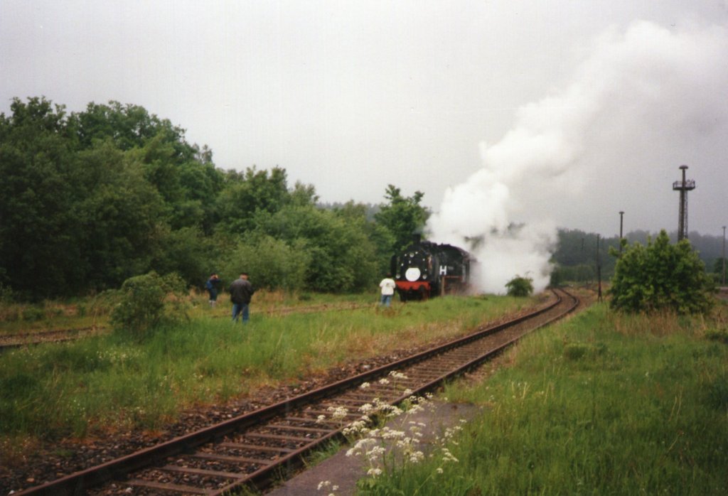 38 1182 war im Jahr 1998 mit dem Tausendtürenzug zwischen Fröttstädt und Friedrichroda unterwegs.Hier beim umsetzen in Friedrichroda,heute könnte man es nicht mehr machen,weil alles zugewachsen ist.(Gescannt)
