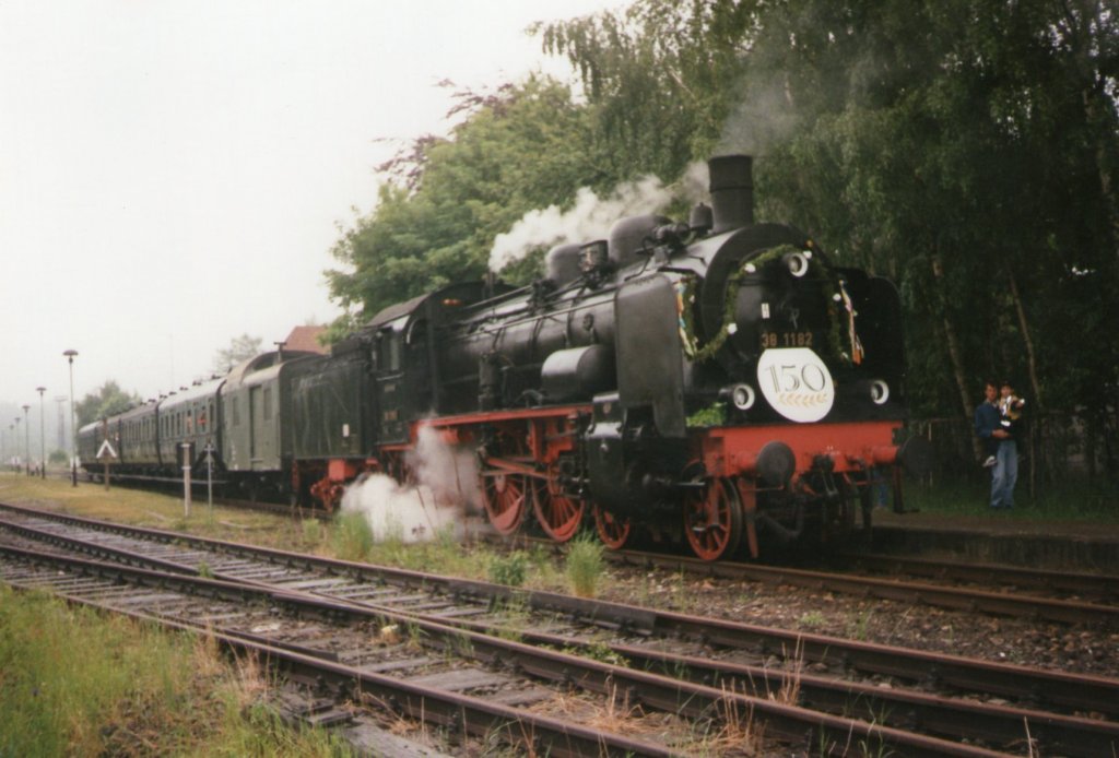 38 1182 war im Jahr 1998 mit dem Tausendtürenzug zwischen Föttstädt und Friedrichroda unterwegs.Hier im Bahnhof Friedrichroda.An der Lok war ein Schild wo drauf stand 150,das bedeutet das die Strecke 150 Jahre alt geworden ist(Gescannt)