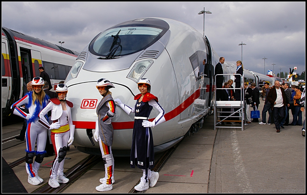 407 001-7 ist eine komplette Eigenentwicklung von Siemens und wird als ICE4 bei der Deutschen Bahn eingesetzt werden. Die vier Hostessen zeigen in den Farben wo der Zug auch fahren wird: Russland, Spanien und China (NVR-Nummer 93 80 5407 001-7 D-DB, INNOTRANS 2010 Berlin 21.09.2010)