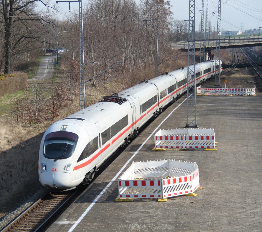 411 578-8 als ICE 1611 von Warnemnde nach Mnchen Hbf fuhr auf Grund einer 3 tgigen Streckensperrung in Hhe Rostock Hbf via Rostock-Seehafen.Rostock-Kassebohm(24.03.2012)